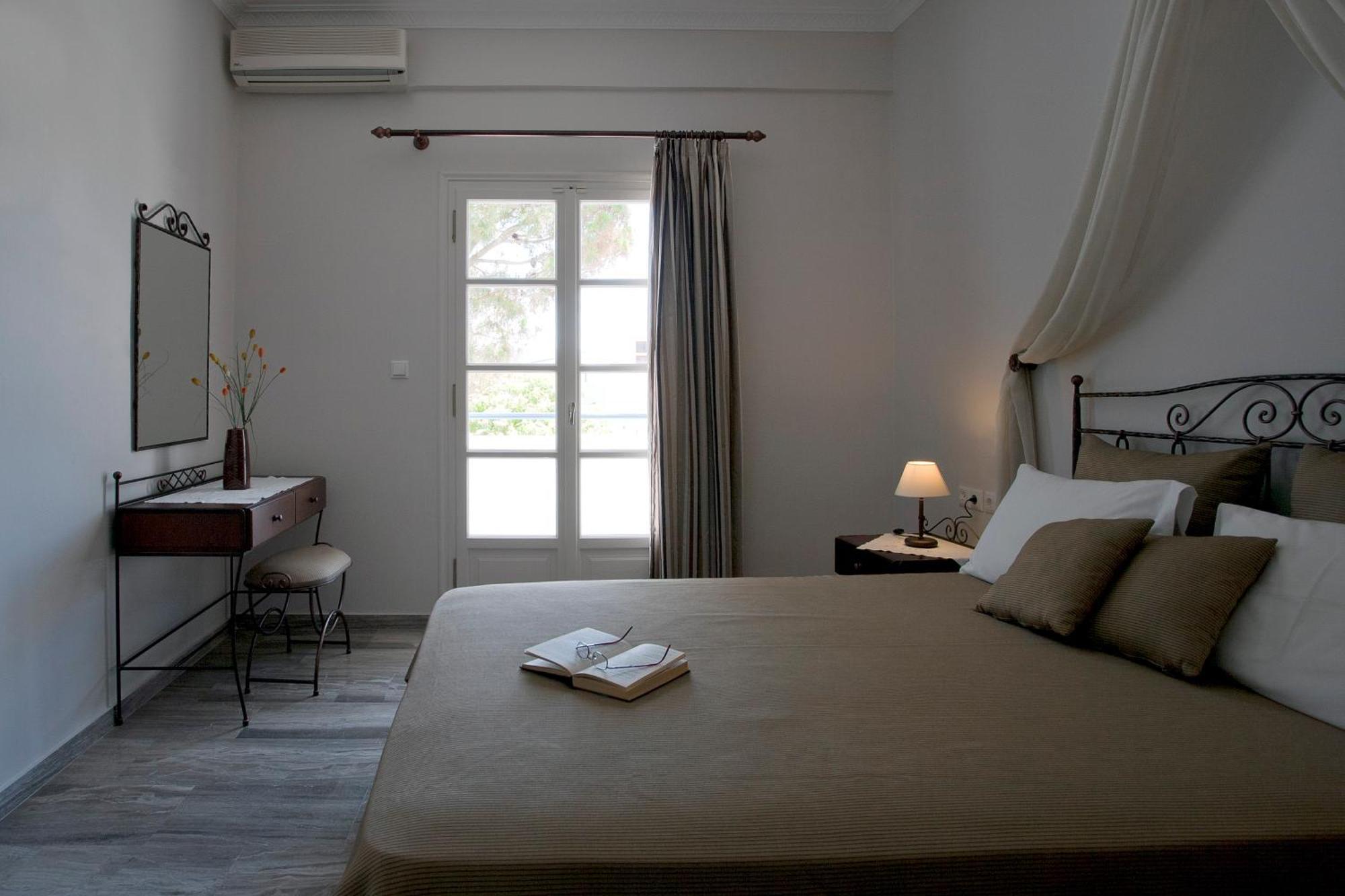 Aparthotel Preka Maria à Kamári Extérieur photo